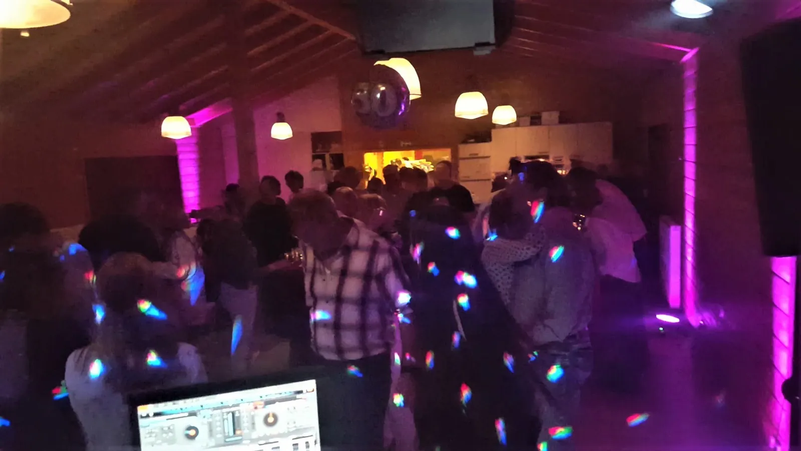 Party mit Gästen und DJ-Licht
