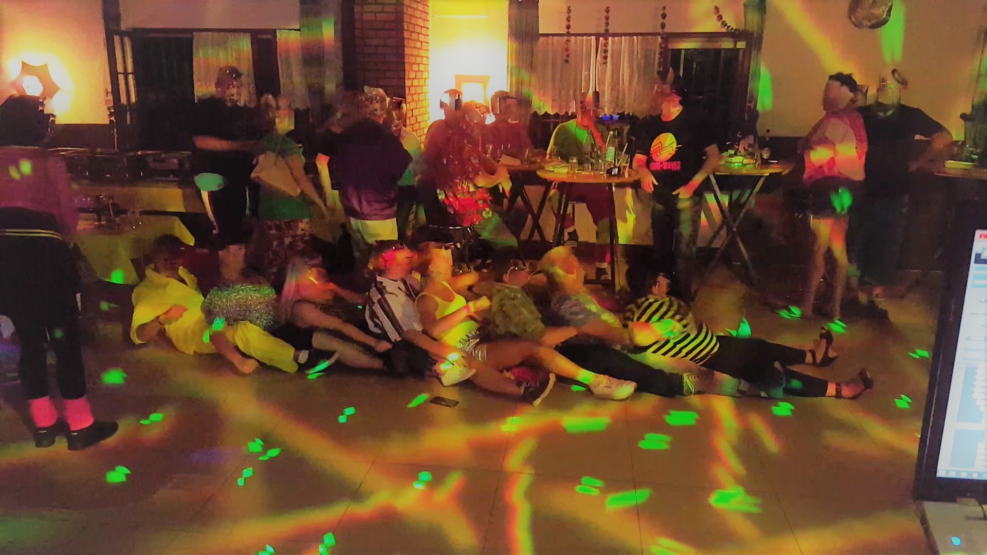 Tanzfläche mit Spiegelkugel – Event DJ Tommy Niederrhein