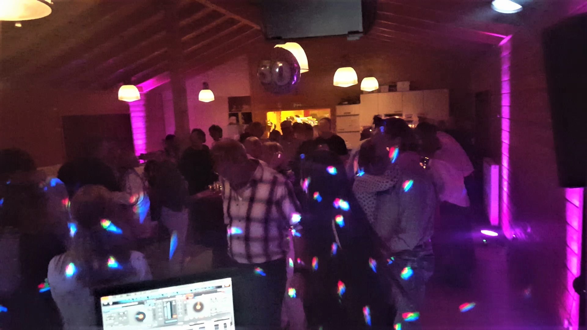 Party mit bunter Lichtshow – Event DJ Tommy