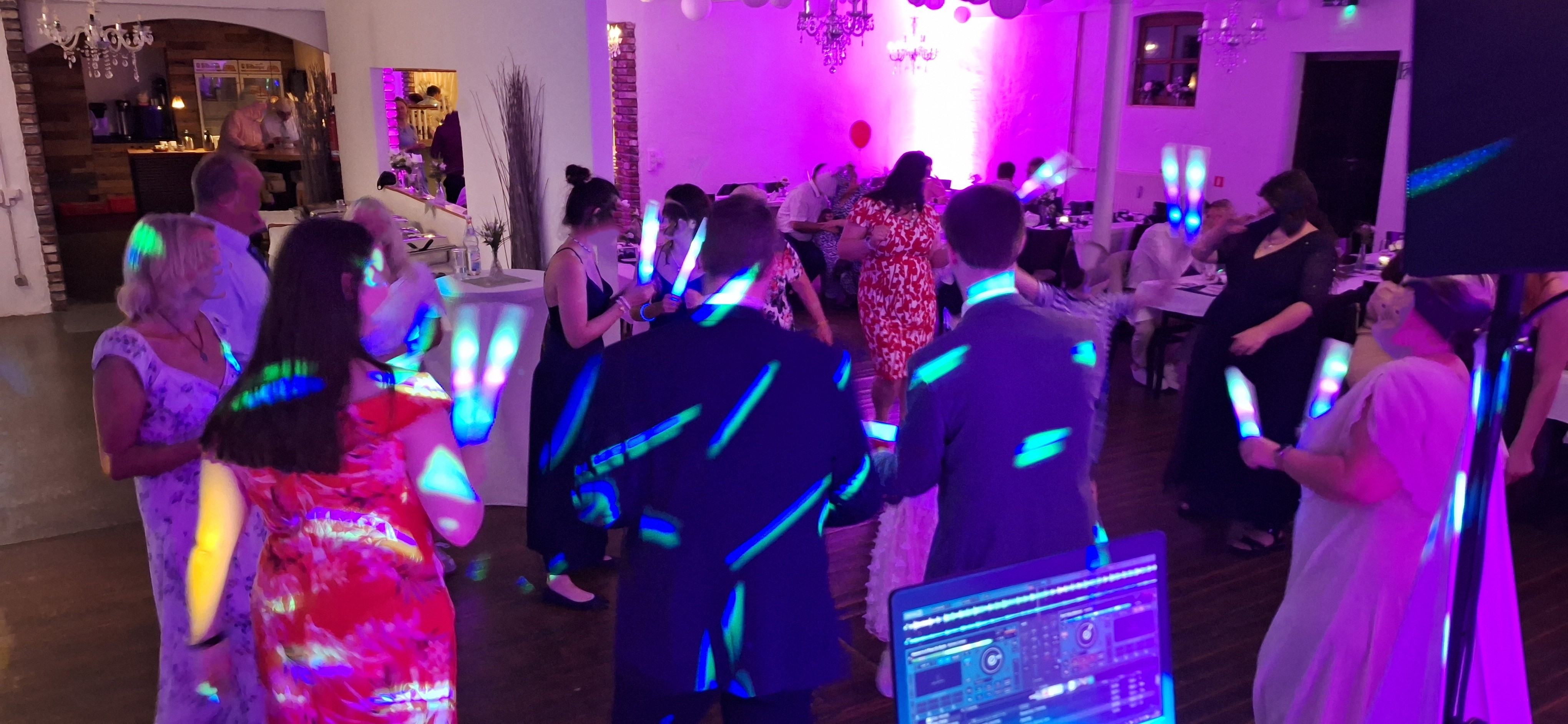 Hochzeitsparty mit LED-Stäben und Ambientebeleuchtung – Event DJ Tommy